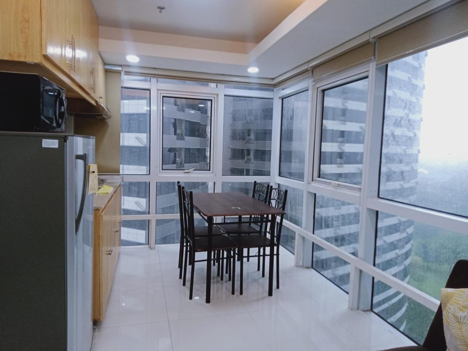 2 Bedrooms Units Forbes Area 5Th Avenue Bgc Center Manila Ngoại thất bức ảnh